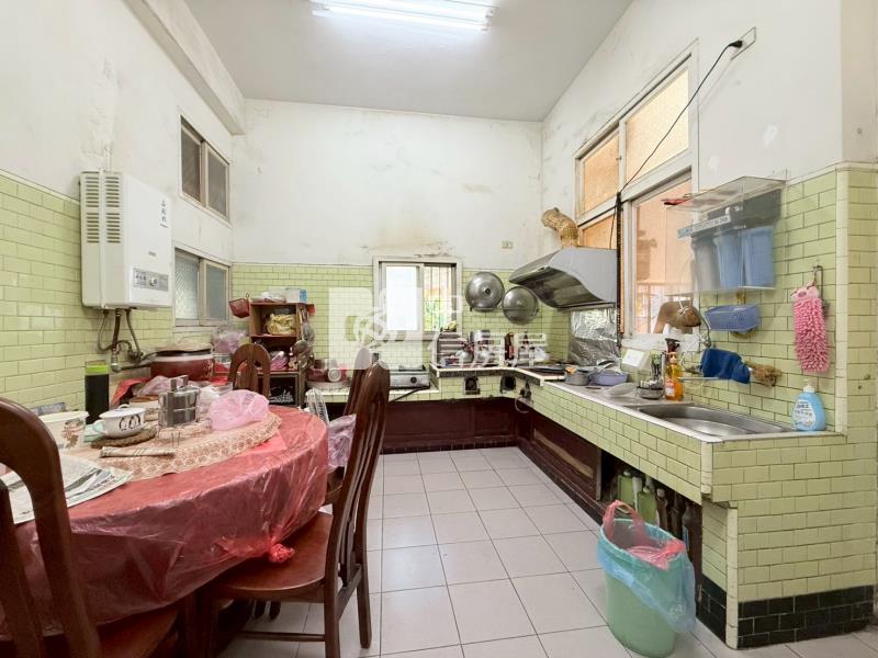 市區旁前後臨路車庫透天房屋室內格局與周邊環境