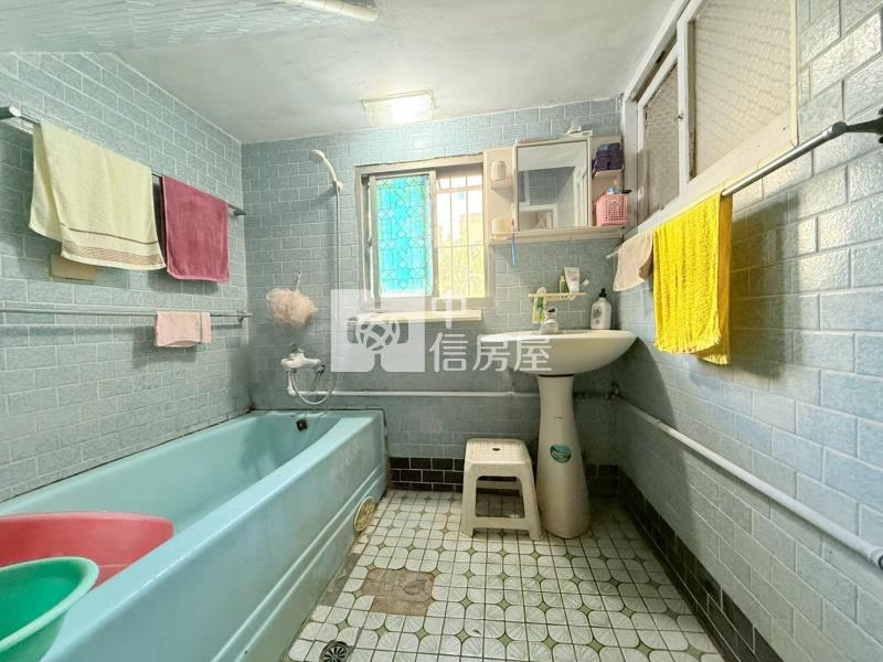 市區旁前後臨路車庫透天房屋室內格局與周邊環境