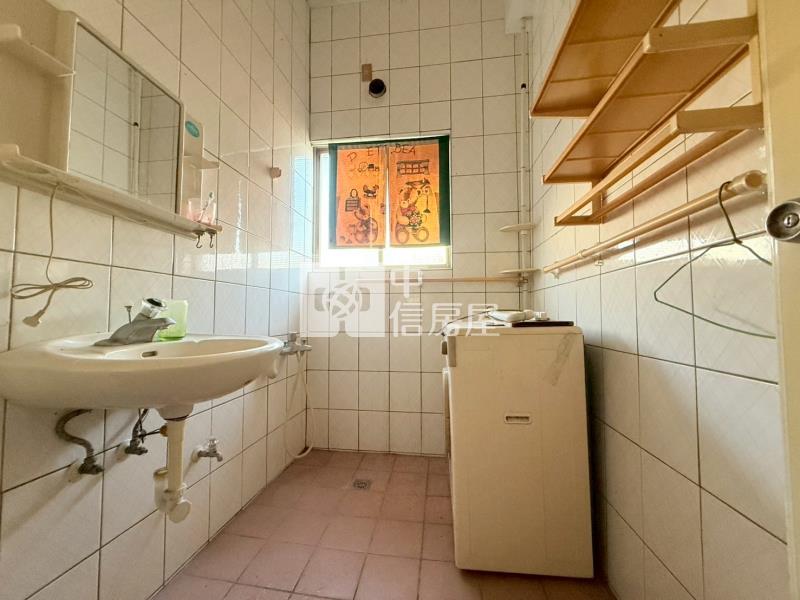 市區旁前後臨路車庫透天房屋室內格局與周邊環境