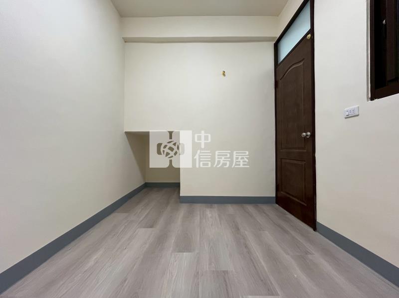 大里十九甲全新整理車庫透天房屋室內格局與周邊環境