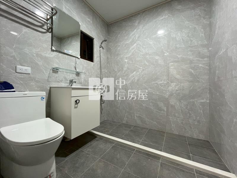 大里十九甲全新整理車庫透天房屋室內格局與周邊環境