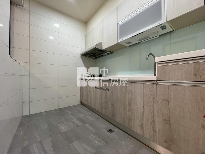 大里十九甲全新整理車庫透天房屋室內格局與周邊環境