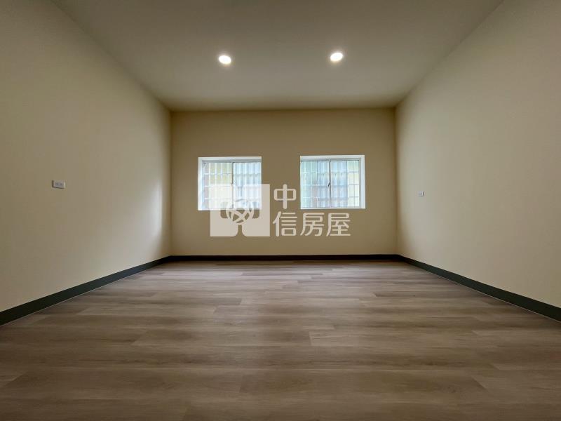 大里十九甲全新整理車庫透天房屋室內格局與周邊環境