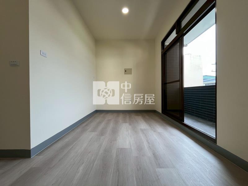 大里十九甲全新整理車庫透天房屋室內格局與周邊環境