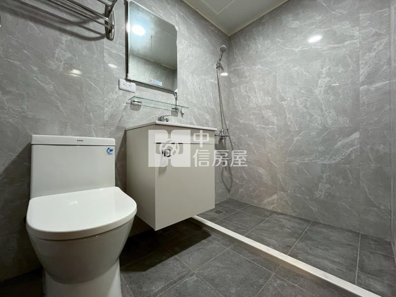 大里十九甲全新整理車庫透天房屋室內格局與周邊環境