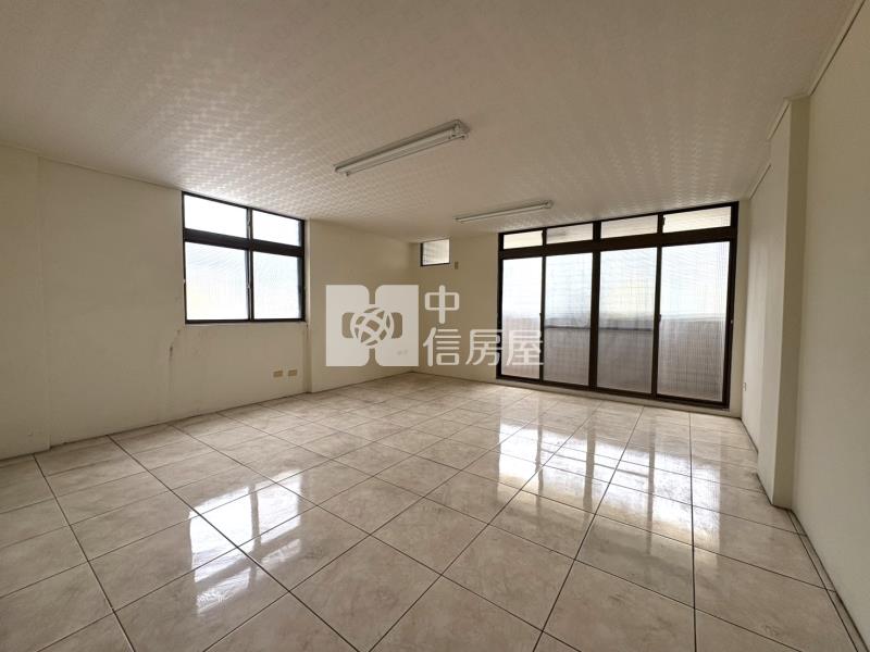 東區百坪電梯雙透天房屋室內格局與周邊環境