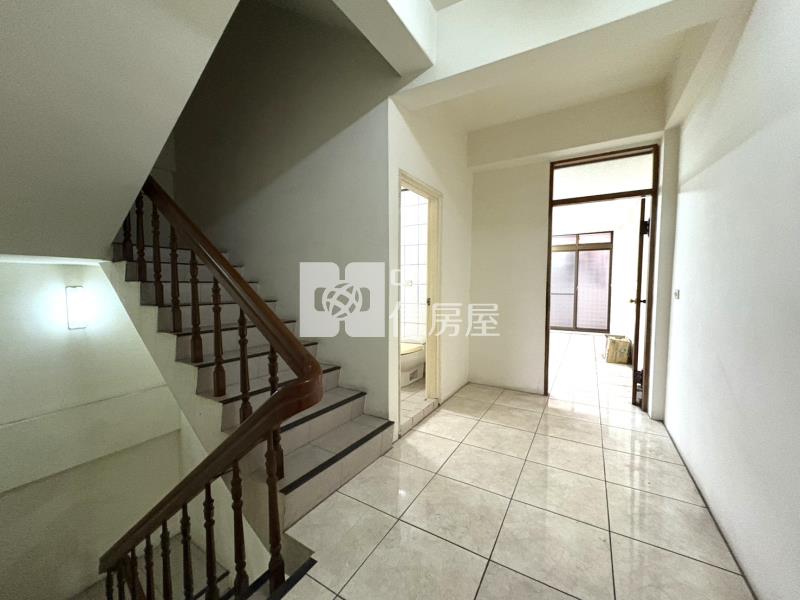 東區百坪電梯雙透天房屋室內格局與周邊環境