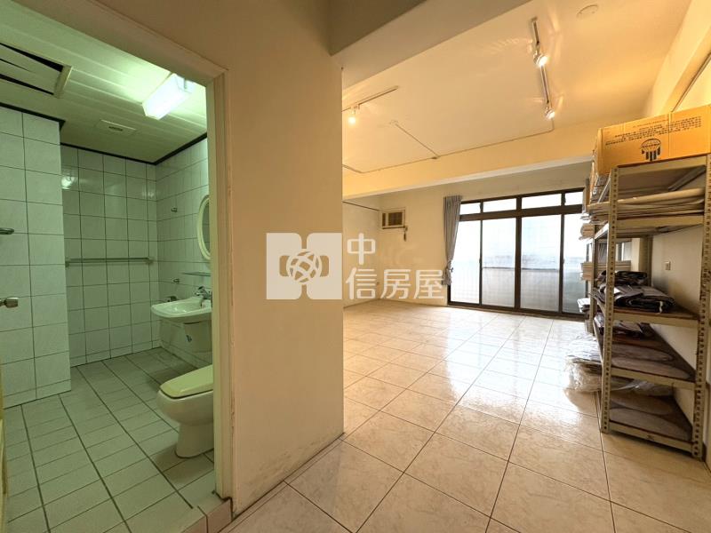 東區百坪電梯雙透天房屋室內格局與周邊環境