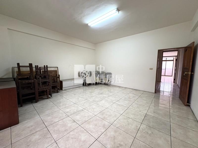 東區百坪電梯雙透天房屋室內格局與周邊環境