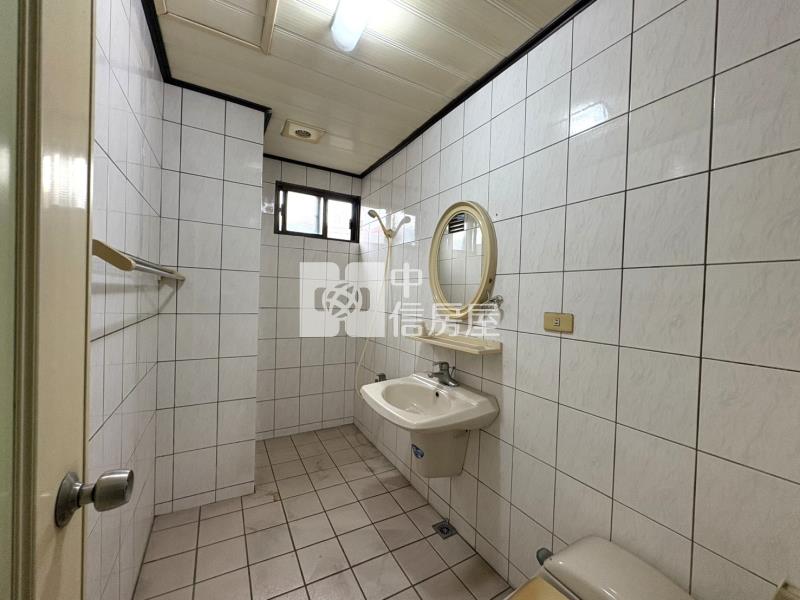 東區百坪電梯雙透天房屋室內格局與周邊環境