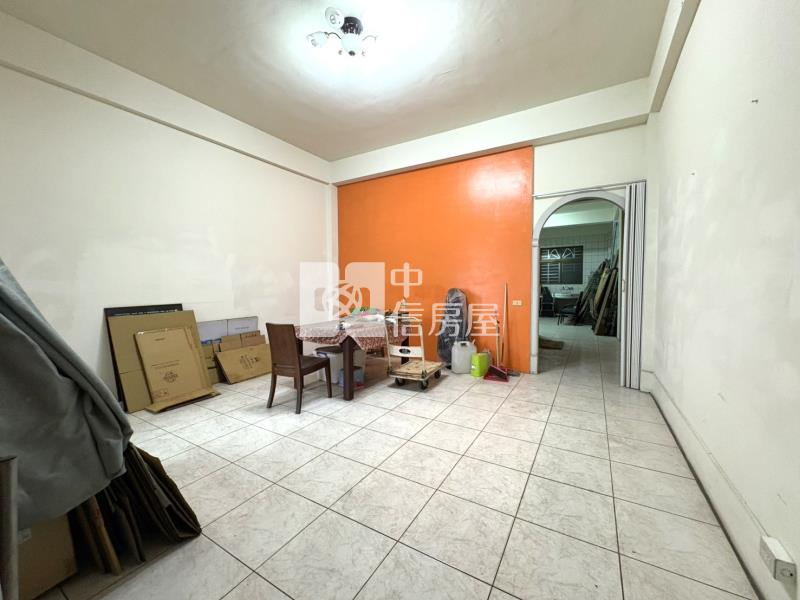 東區百坪電梯雙透天房屋室內格局與周邊環境