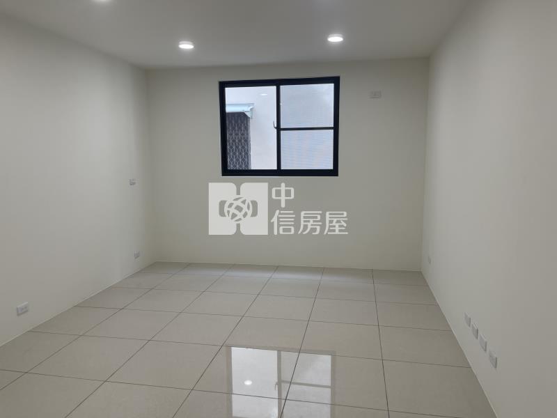 大寮捷運全棟翻新車庫透天房屋室內格局與周邊環境