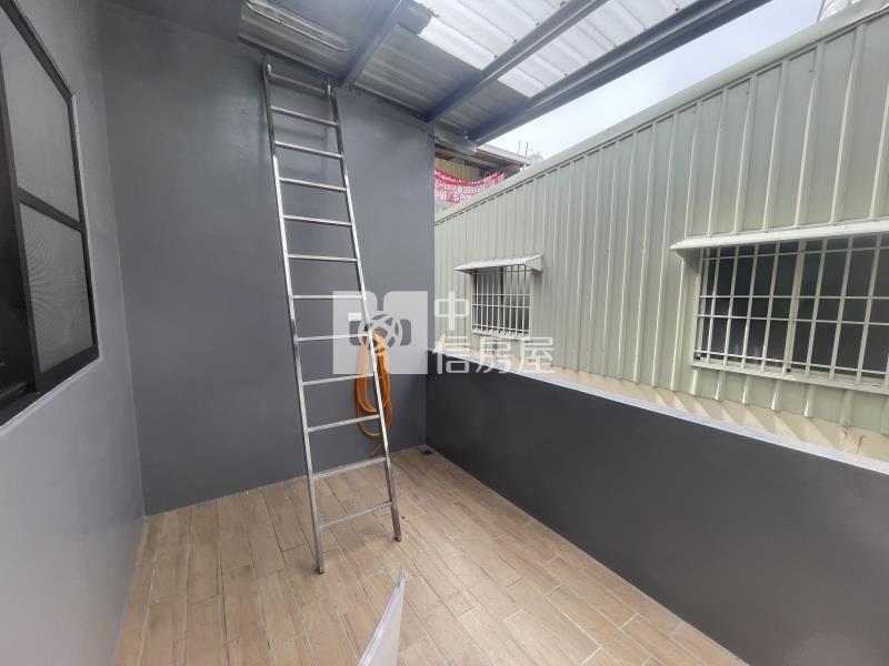 大寮捷運全棟翻新車庫透天房屋室內格局與周邊環境