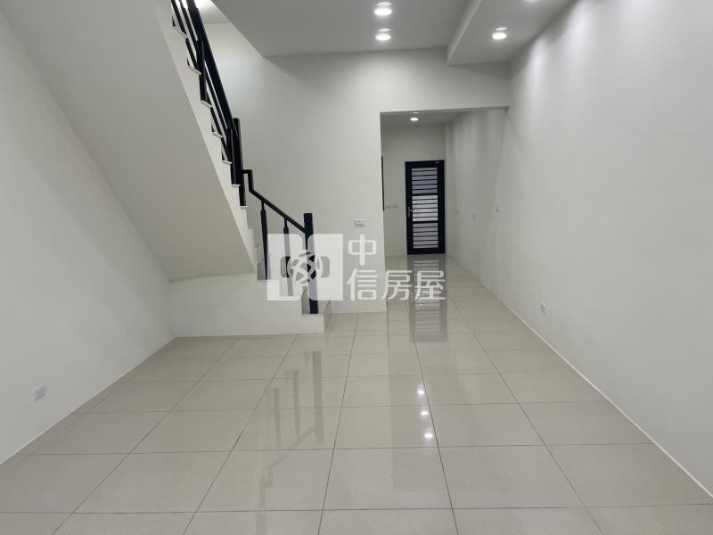 大寮捷運全棟翻新車庫透天房屋室內格局與周邊環境