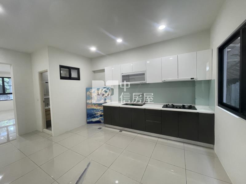 大寮捷運全棟翻新車庫透天房屋室內格局與周邊環境