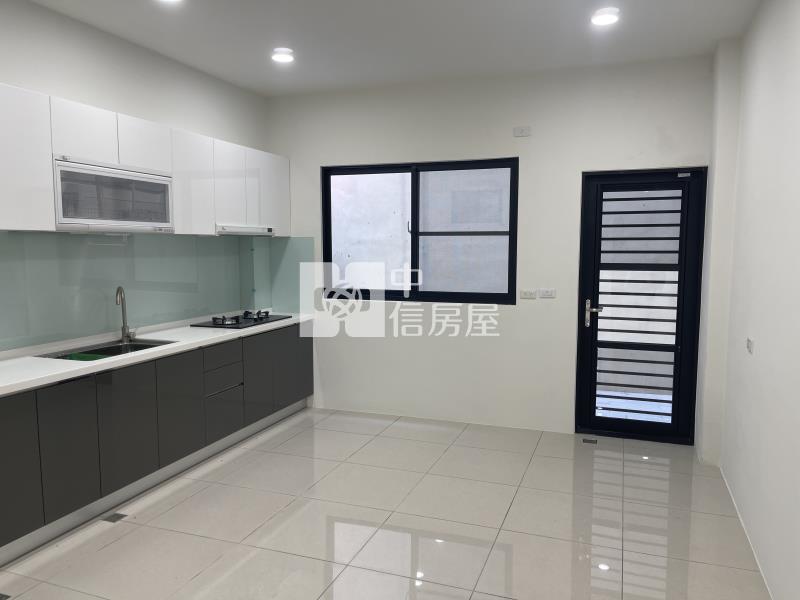 大寮捷運全棟翻新車庫透天房屋室內格局與周邊環境