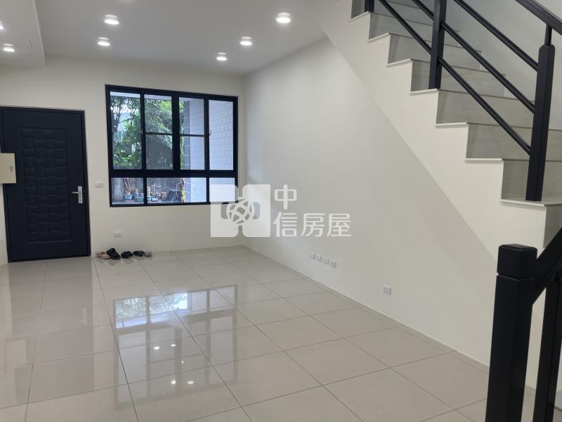 大寮捷運全棟翻新車庫透天房屋室內格局與周邊環境