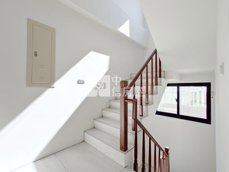 大里高中旁全新雙車電墅房屋室內格局與周邊環境