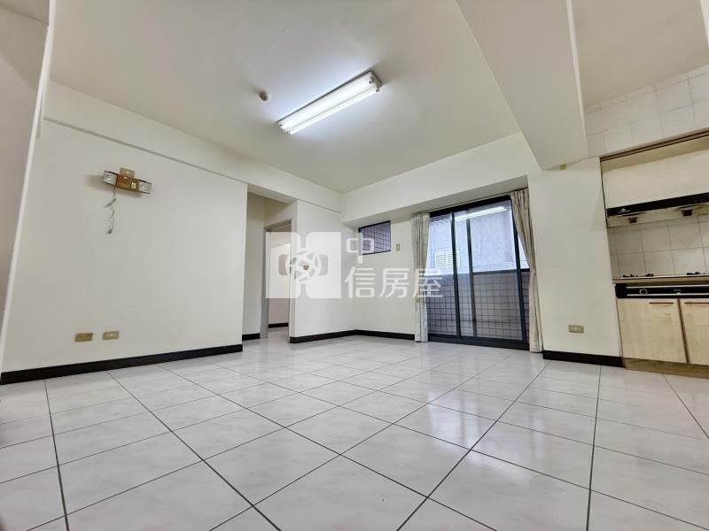 下樓文心秀泰｜４面採光使用５４坪雙主臥４房大露臺捷運宅房屋室內格局與周邊環境