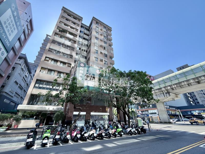 下樓文心秀泰｜４面採光使用５４坪雙主臥４房大露臺捷運宅房屋室內格局與周邊環境