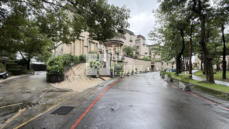 捷運三鶯線邊間美別墅房屋室內格局與周邊環境