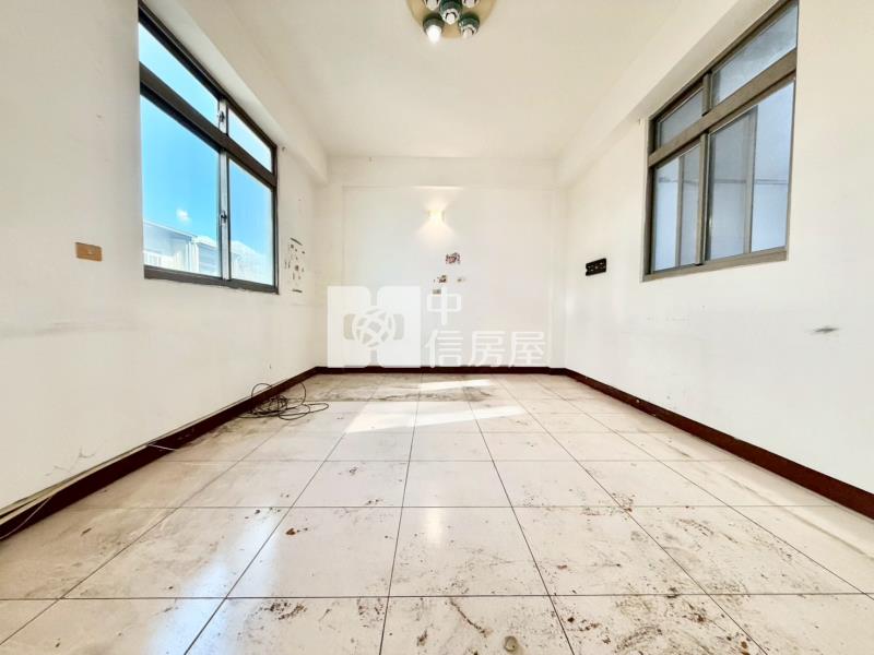 精武車站百坪邊間黃金大店面房屋室內格局與周邊環境