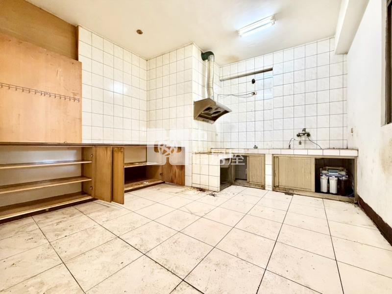 精武車站百坪邊間黃金大店面房屋室內格局與周邊環境