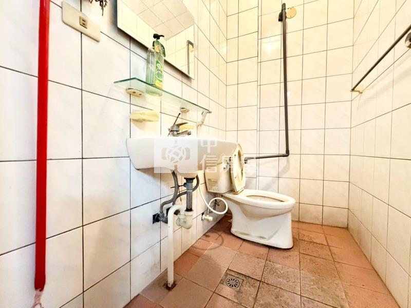 精武車站百坪邊間黃金大店面房屋室內格局與周邊環境