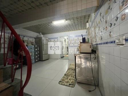 高雄房屋-高雄鳳山國中美透天房屋室內格局與周邊環境