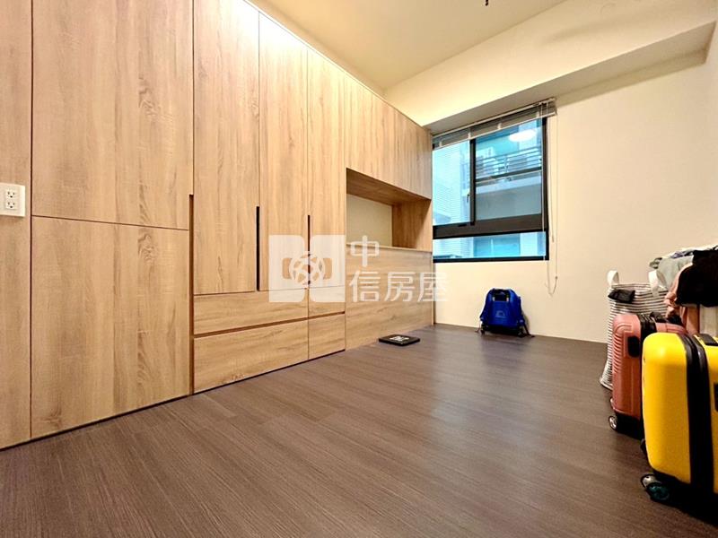 巨城三民3+1房連號雙平車房屋室內格局與周邊環境