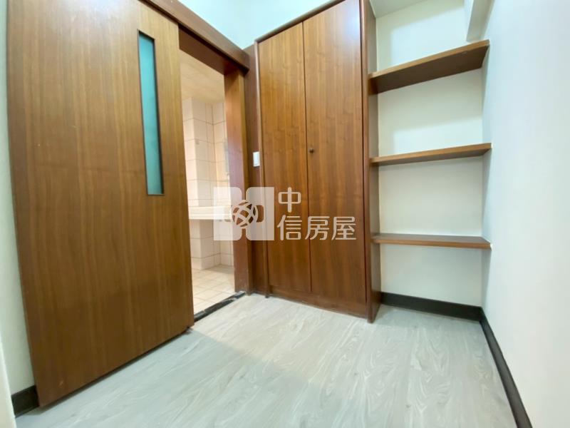 近中壢戶政＂典藏歐洲＂樓中樓採光3房車房屋室內格局與周邊環境
