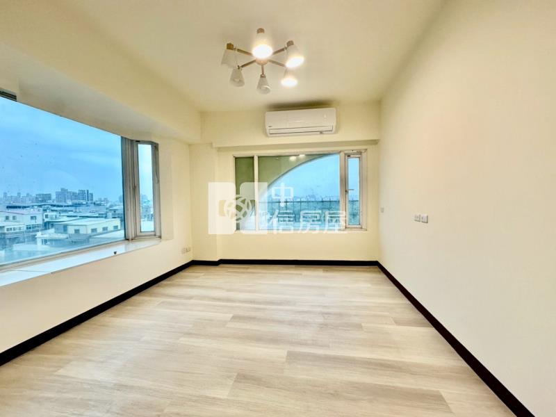 近中壢戶政＂典藏歐洲＂樓中樓採光3房車房屋室內格局與周邊環境