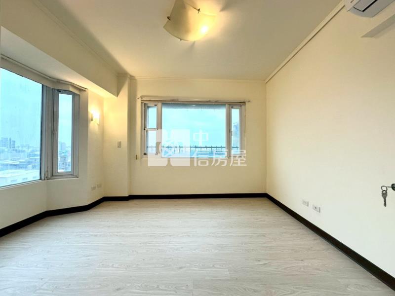 近中壢戶政＂典藏歐洲＂樓中樓採光3房車房屋室內格局與周邊環境