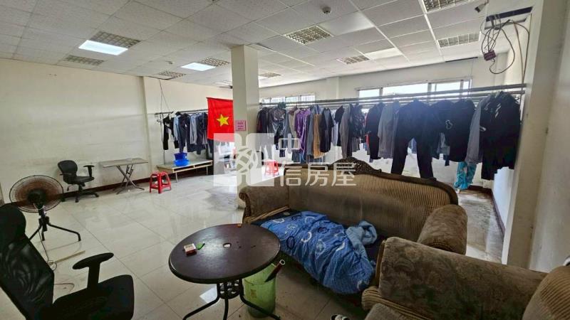 小港森林公園正路上大地坪大面寬便宜金店面房屋室內格局與周邊環境