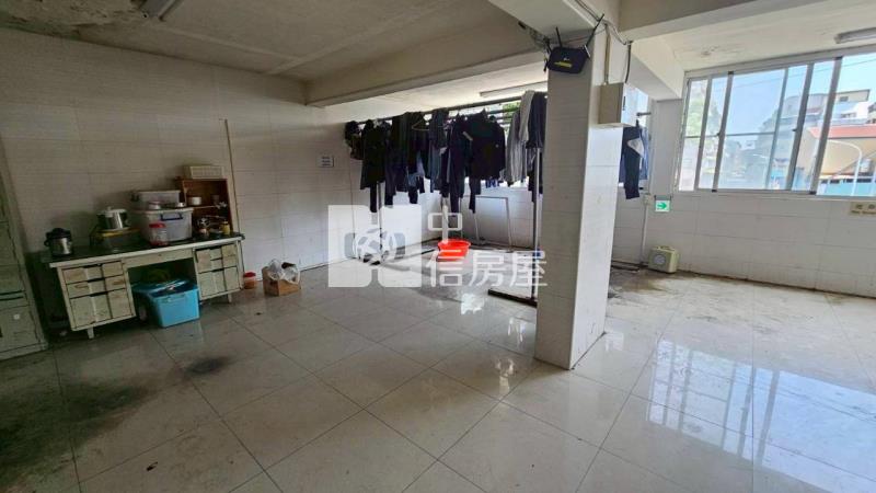 小港森林公園正路上大地坪大面寬便宜金店面房屋室內格局與周邊環境