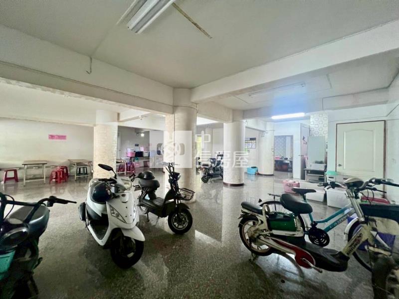 小港森林公園正路上大地坪大面寬便宜金店面房屋室內格局與周邊環境