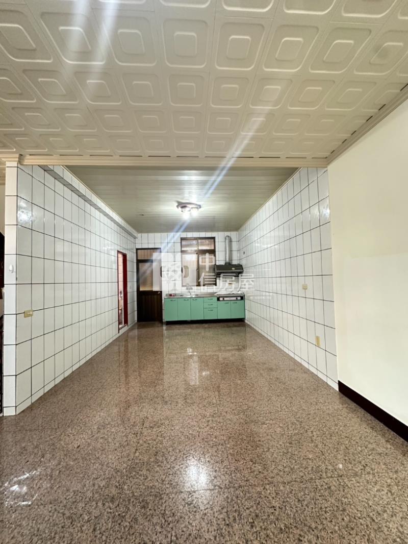 龍岡門前車庫大坪數透天房屋室內格局與周邊環境