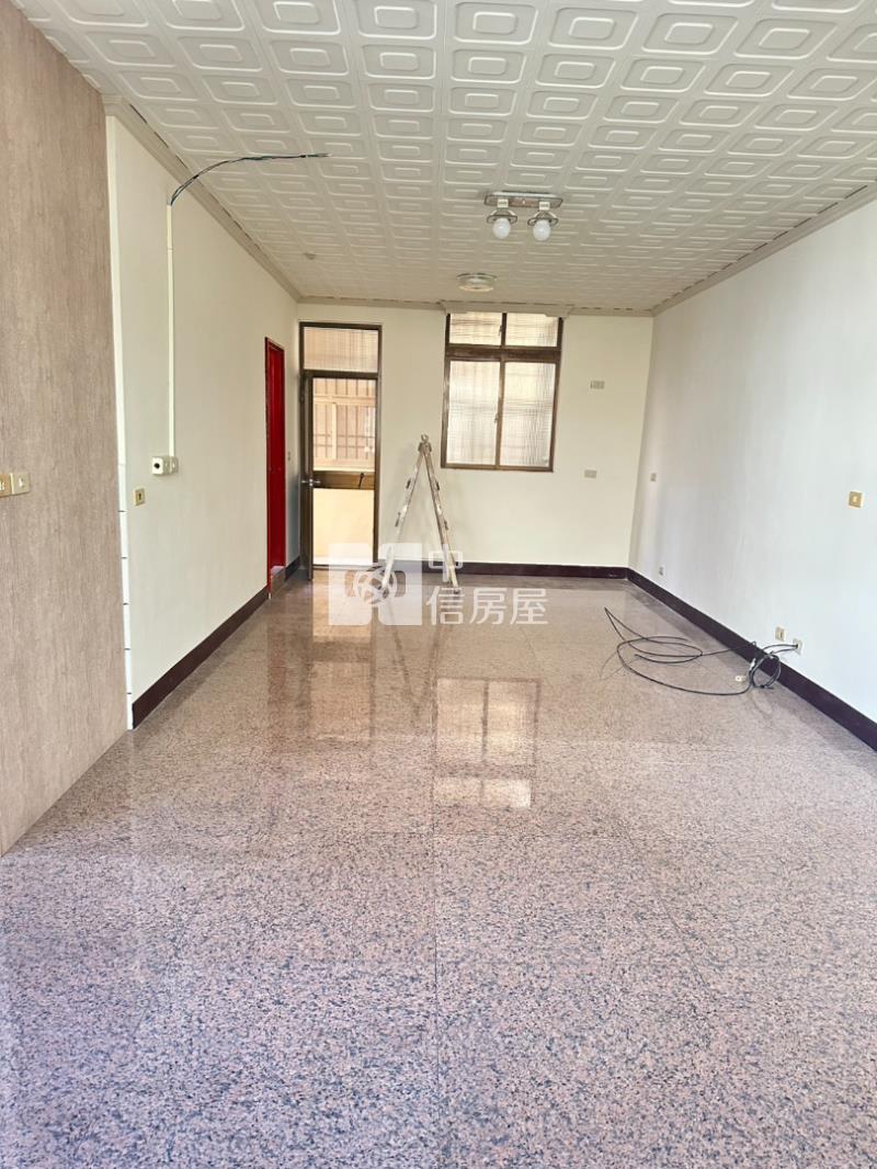 龍岡門前車庫大坪數透天房屋室內格局與周邊環境