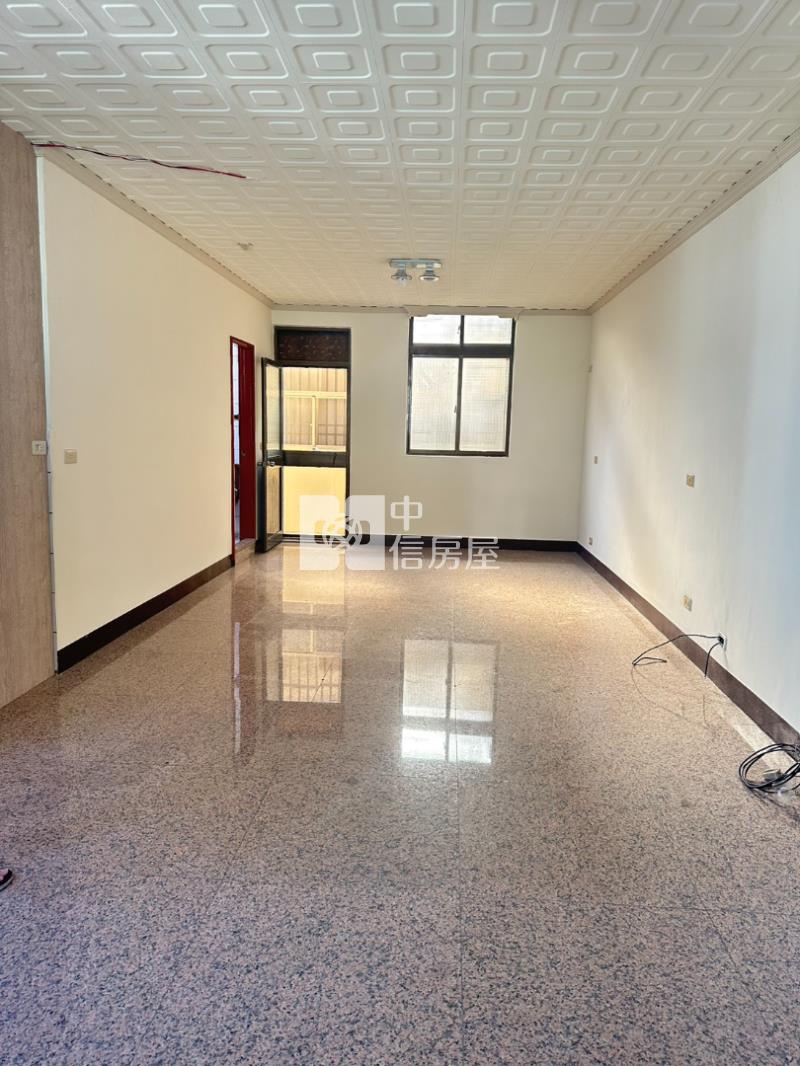 龍岡門前車庫大坪數透天房屋室內格局與周邊環境