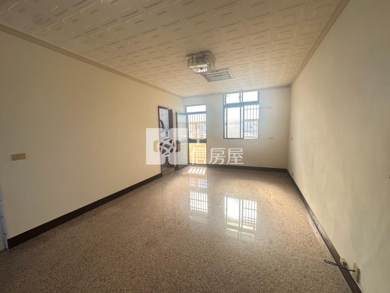 龍岡門前車庫大坪數透天房屋室內格局與周邊環境