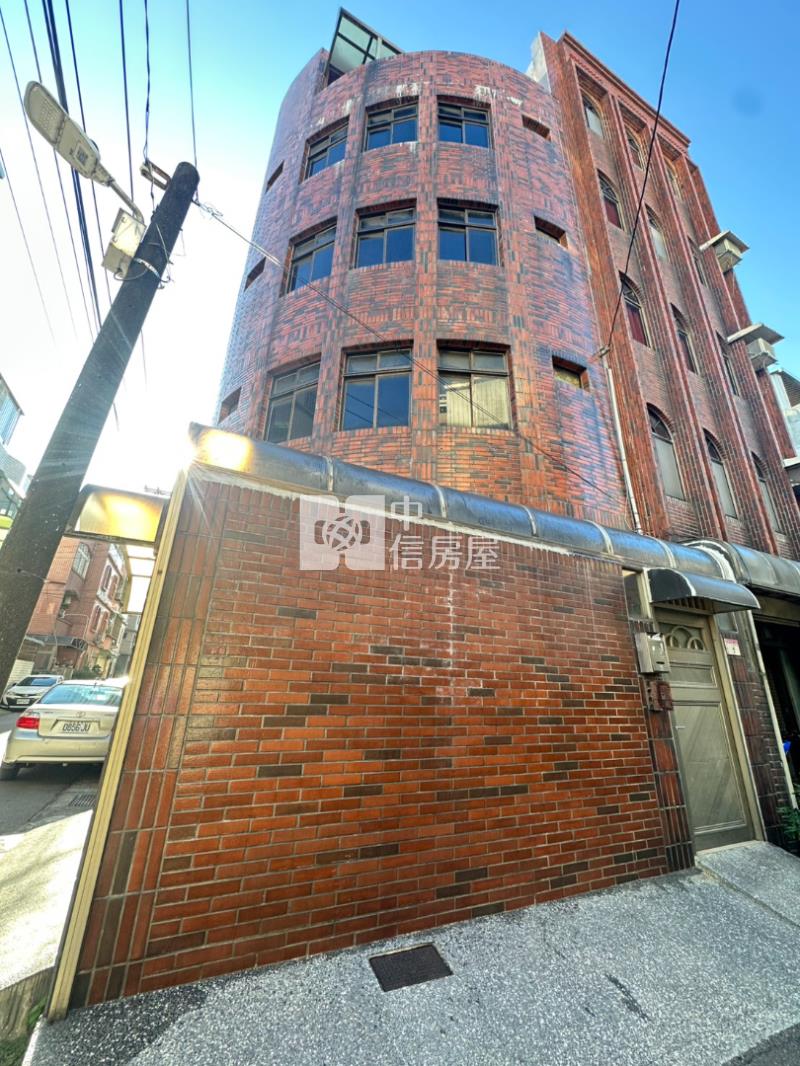 龍岡門前車庫大坪數透天房屋室內格局與周邊環境