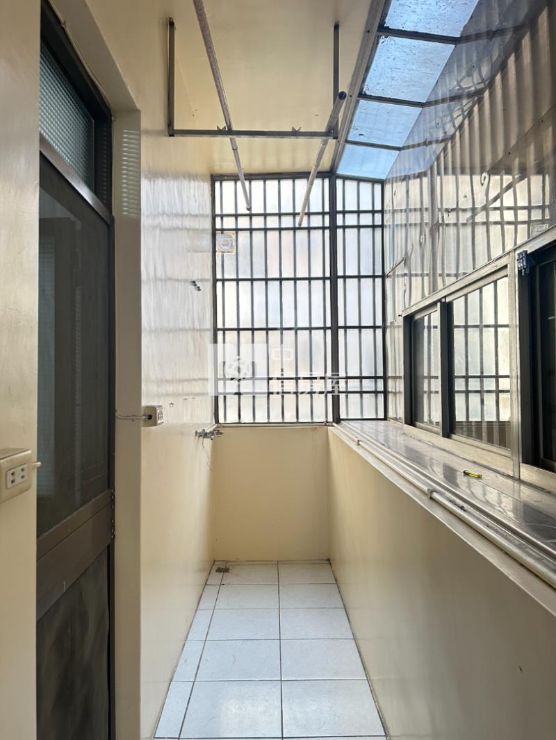 龍岡門前車庫大坪數透天房屋室內格局與周邊環境