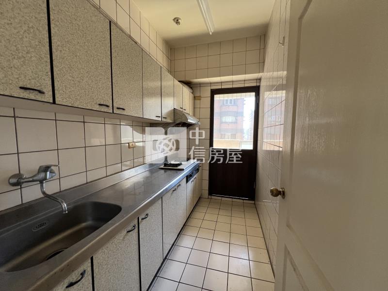 逢甲三房休旅車位房屋室內格局與周邊環境