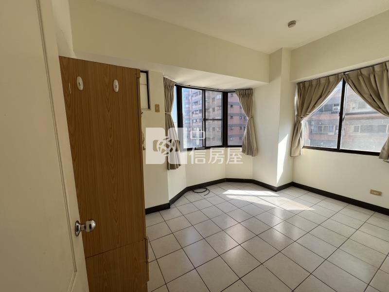 逢甲三房休旅車位房屋室內格局與周邊環境