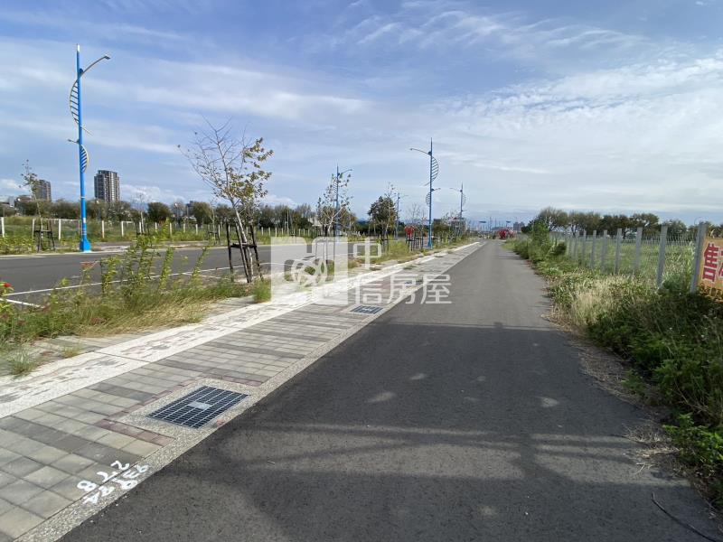 正龍富路大面寬美建地房屋室內格局與周邊環境