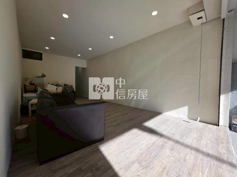 大里臨路金透店｜高流量首排，自營必搶的稀有釋出！房屋室內格局與周邊環境