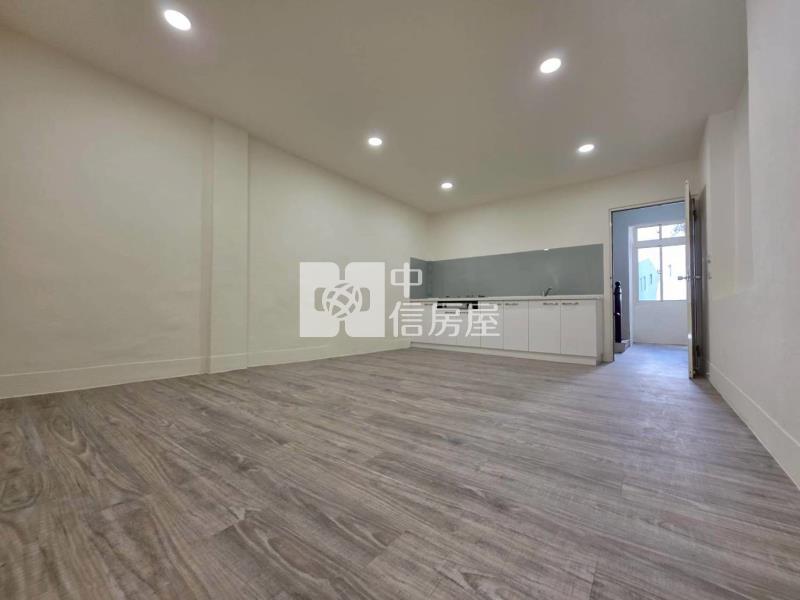 大里臨路金透店｜高流量首排，自營必搶的稀有釋出！房屋室內格局與周邊環境