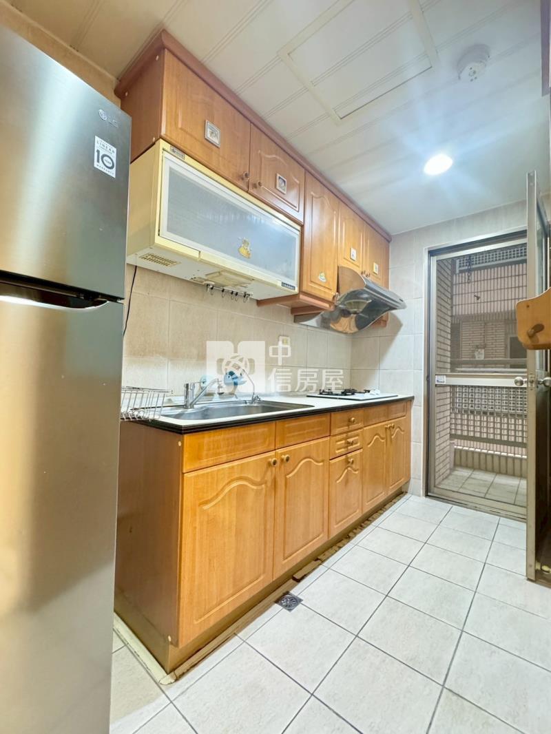 【奔馳】星光市三房車房屋室內格局與周邊環境