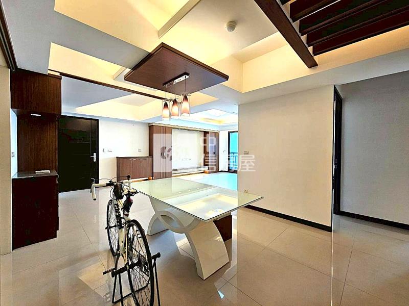 日出登陽正11期指標高樓四房雙車房屋室內格局與周邊環境