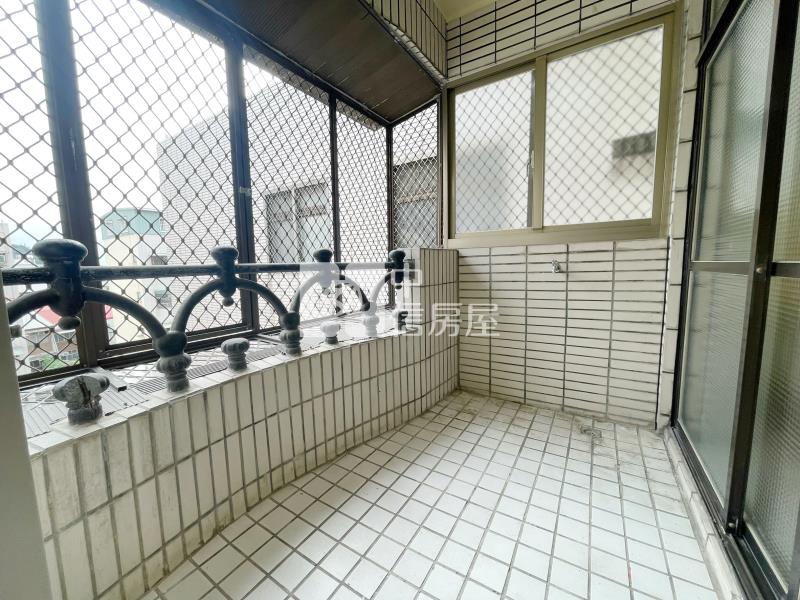 藝文中心全新整理入門玄關三房美寓+平車房屋室內格局與周邊環境